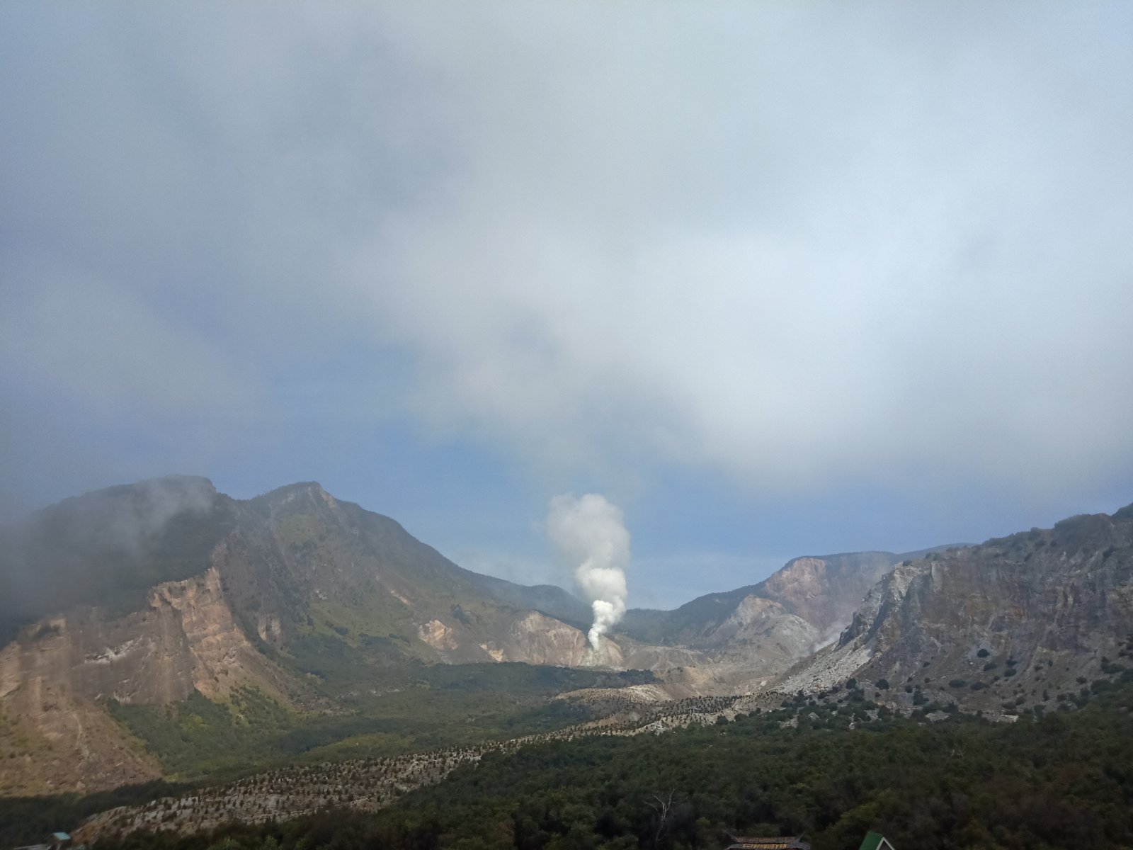 Blue Fire Gunung Papandayan: Badan Geologi Ingatkan Gas Beracun di Kawah Manuk