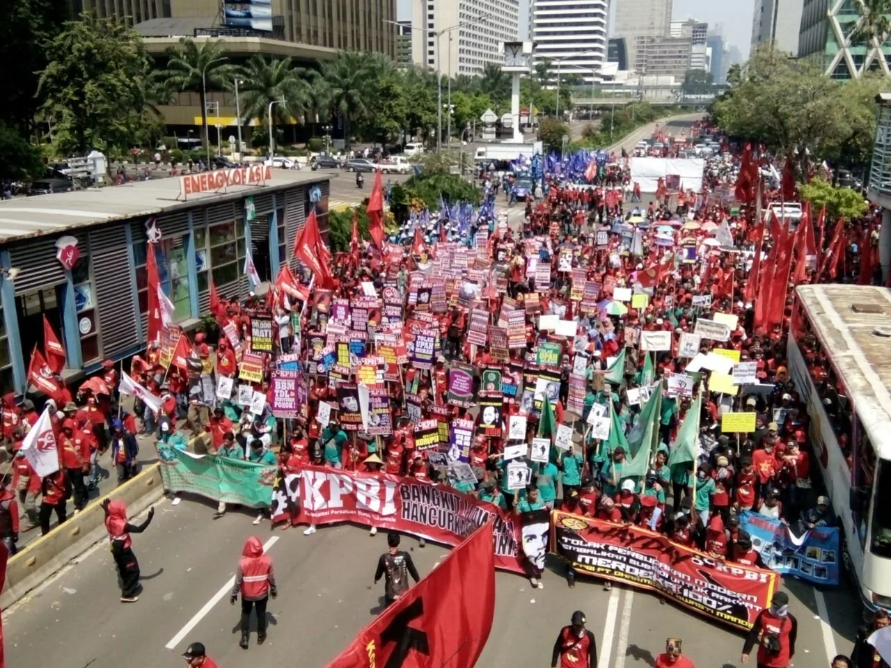 Demo Buruh Kepung DPR: 20 Ribu Massa Kawal RUU Perlindungan Ketenagakerjaan