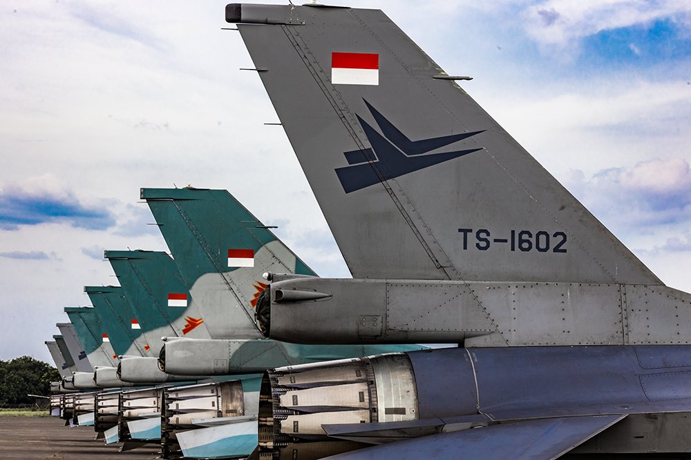 F-16 dan Super Tucano TNI AU Uji Coba Mendarat di Tol Paspro