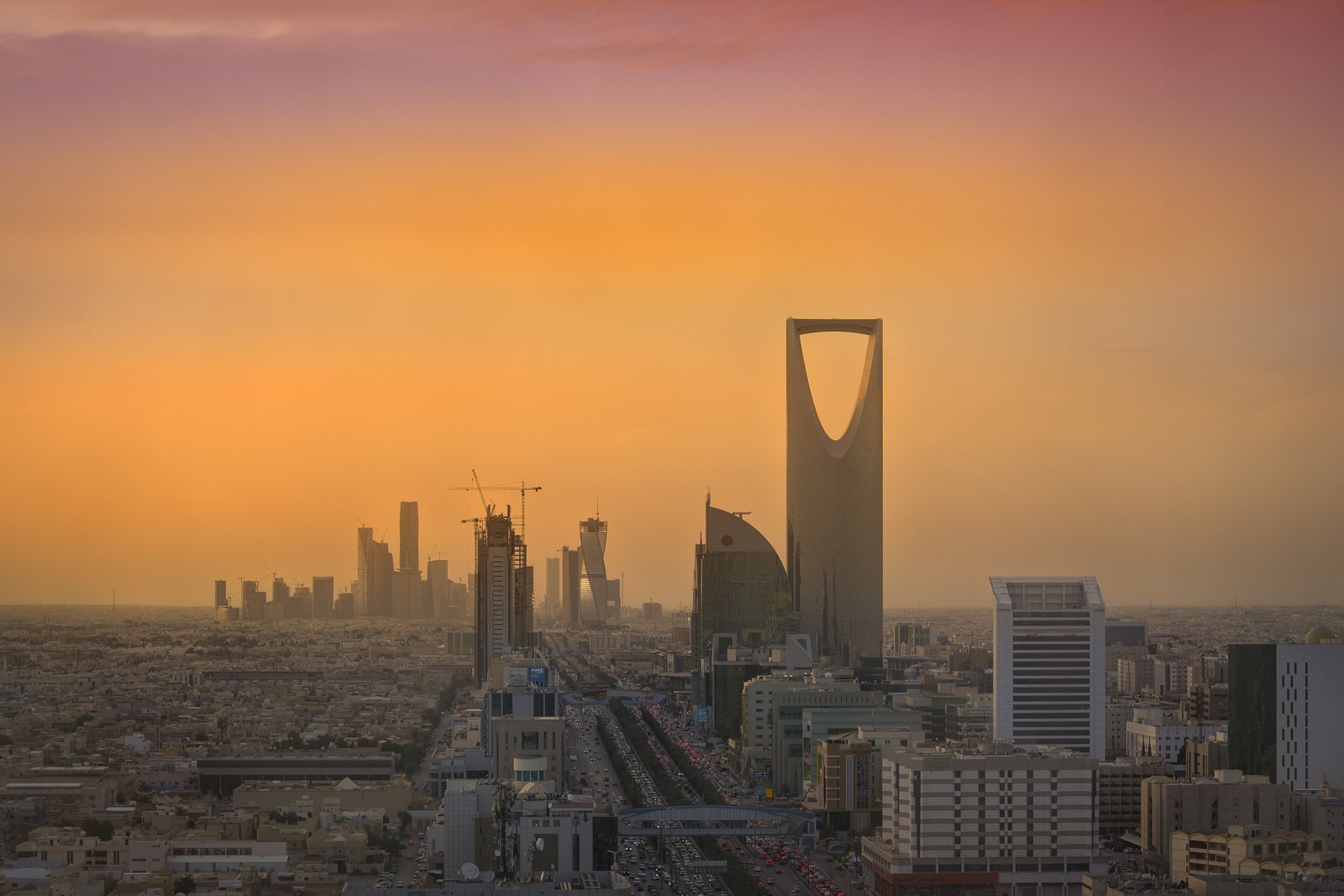 Houthi Serang Riyadh dan Aramco, Sirine Serangan Udara Pertama Berbunyi