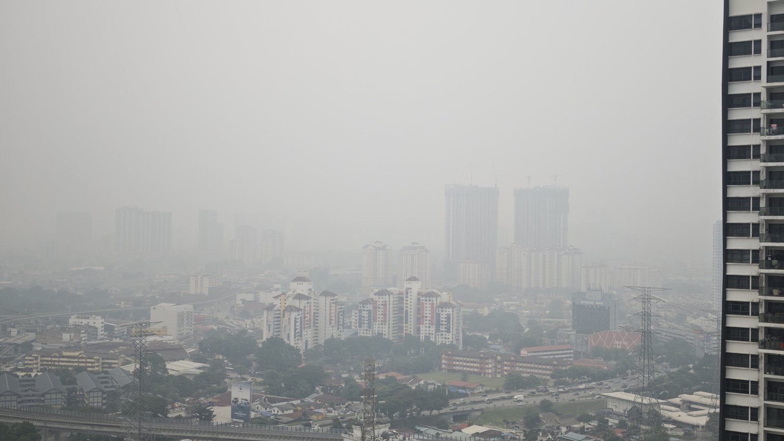 Karhutla Ganggu 1.813 Penerbangan, Asap RI Lumpuhkan Rute Malaysia-Singapura