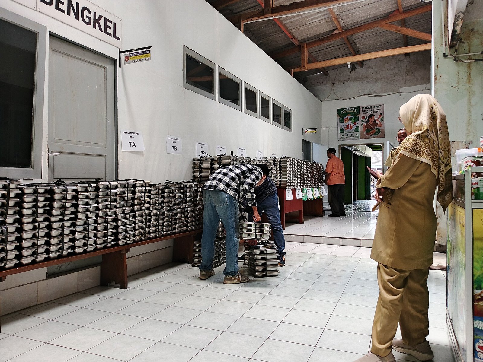 Keracunan MBG di Batang: 276 Orang Dirawat, Dapur SPPG Bawang Disetop