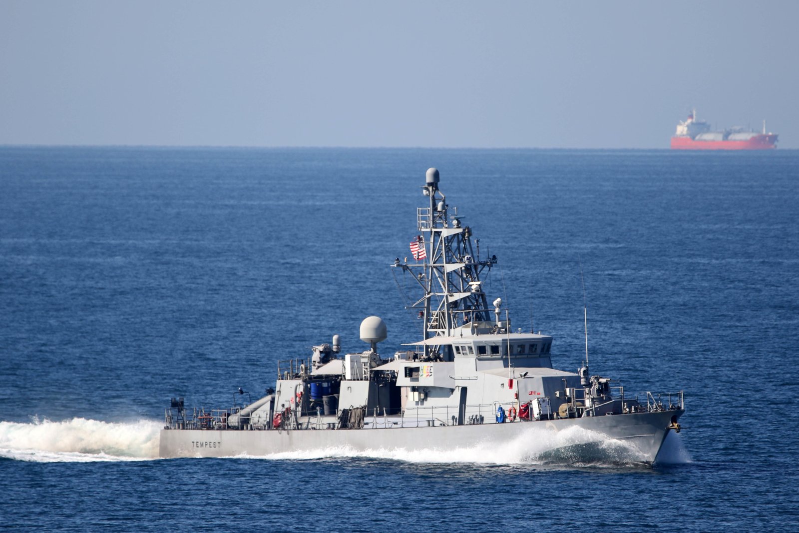 Rudal Jelajah Iran Hantam Kapal di Selat Hormuz, 8 Marinir AS Terluka